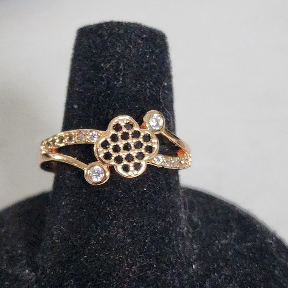 Gold with Black Zirconia Clover Motif Ring - Picture 1 of 8